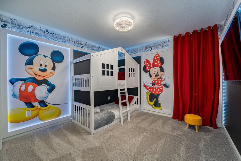 Incrível casa temática com 7 quartos em Solara